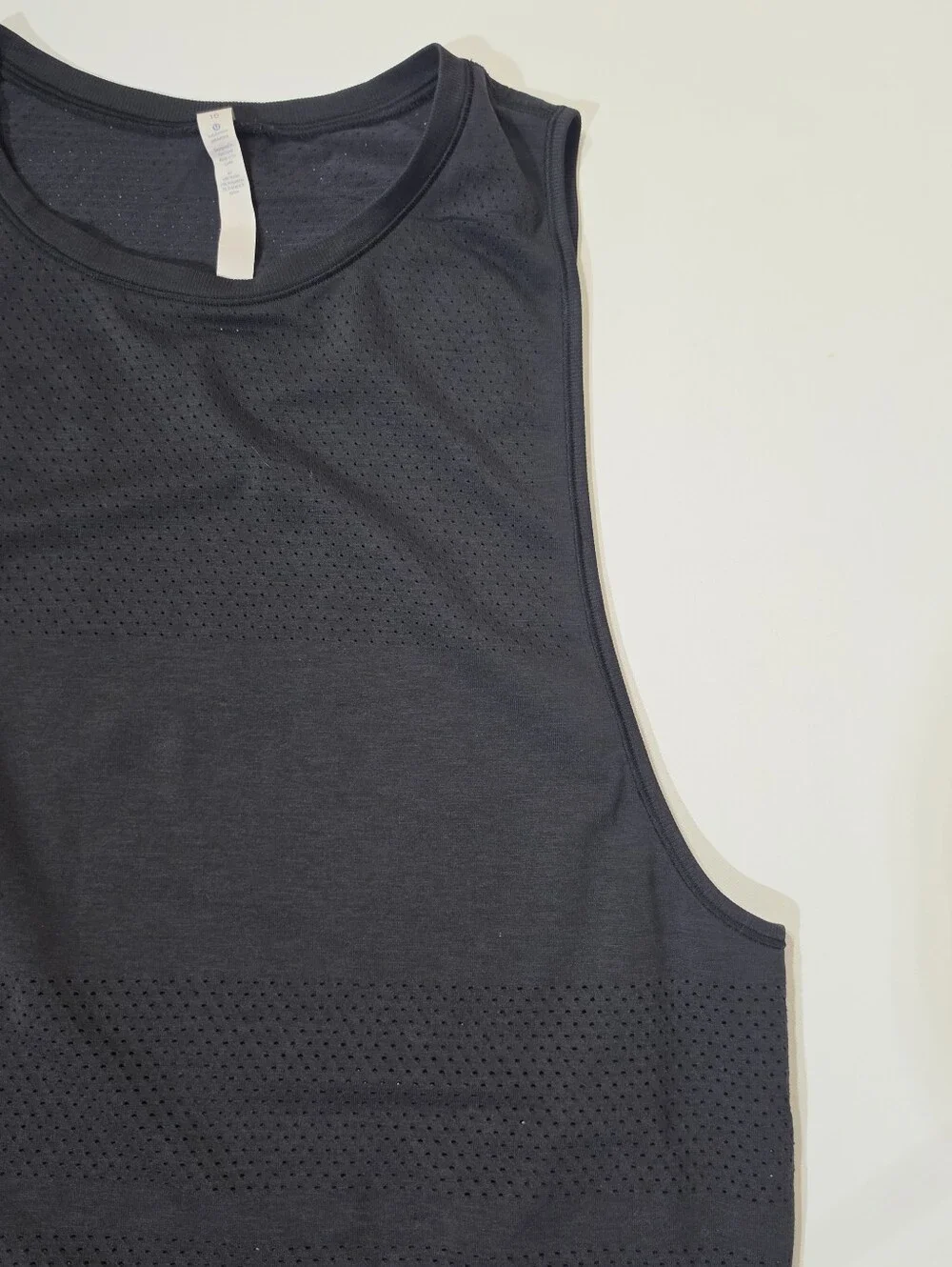 Lululemon Breeze By Muscle Crop Tank Top Womens Size 10 Black Perforated Airflow